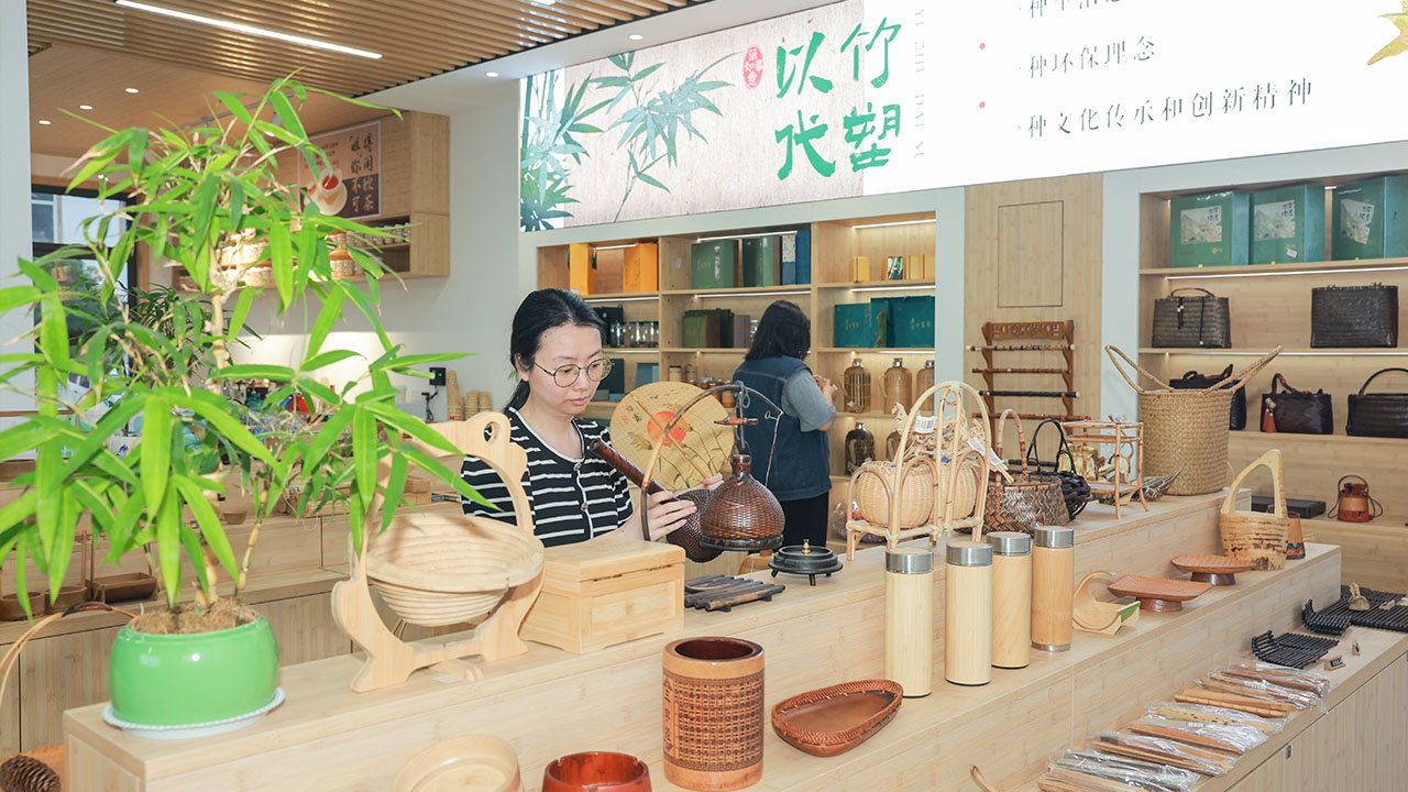 “以竹代塑”产品琳琅满目。