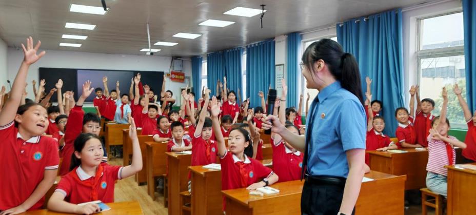 6月20日，青年志愿者在杜集朱庄小学为青少年上法治课。徐枫摄